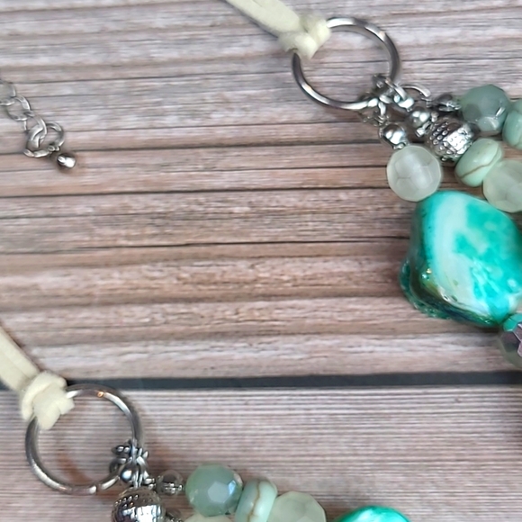 GREEN BEADED IRIDESCENT FASHION NECKLACE - Picture 4 of 7